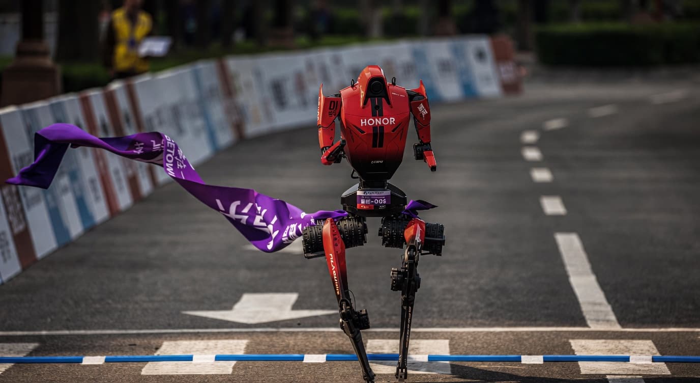Todo es mentira: Un robot acaba de ganarte una media maratón en Beijing (y no necesitó hidratación)
